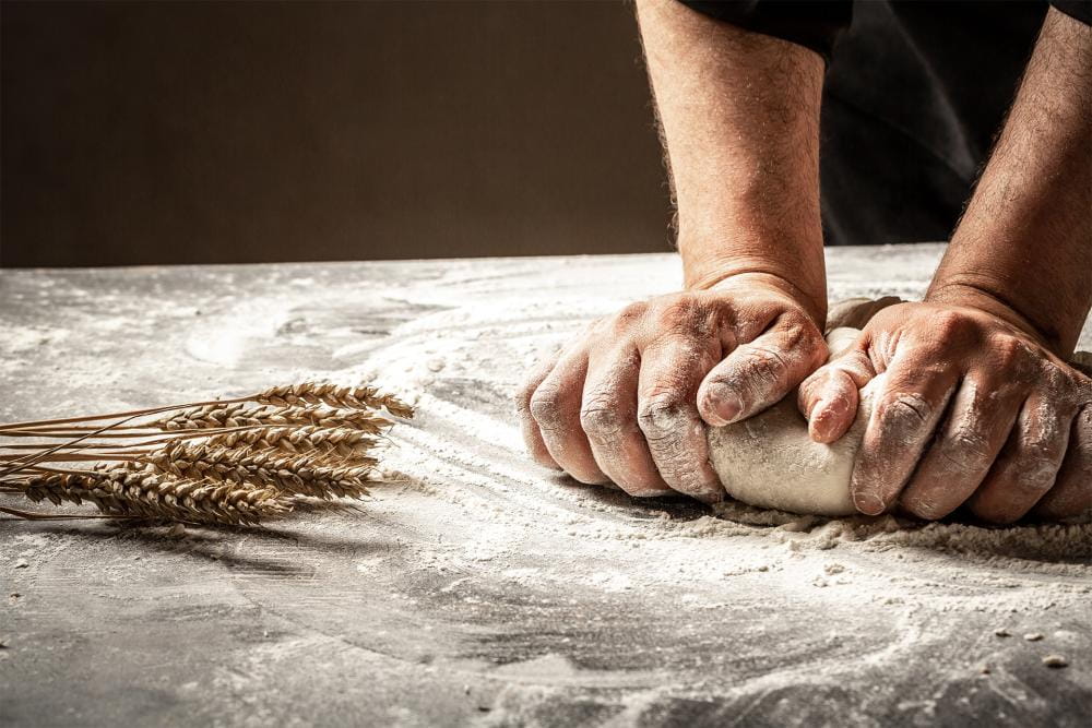 Boulanger qui fabrique une pâte